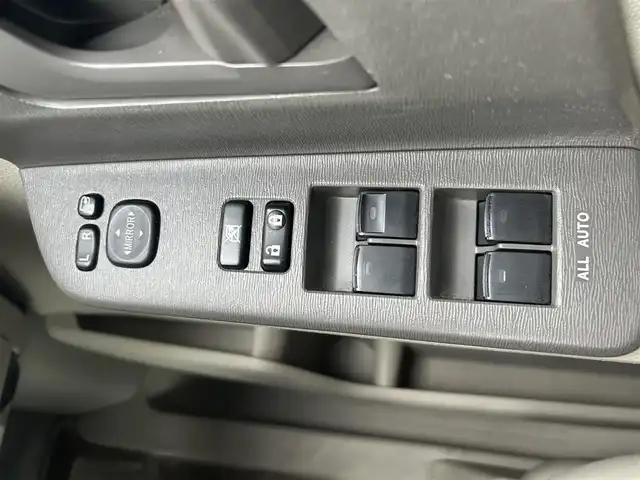 トヨタ ノア X 愛知県 2012(平24)年 4.2万km ホワイトパールクリスタルシャイン 社外ＳＤナビ　/ＣＤ／ＤＶＤ　/ＢＴ　/ＵＳＢ　/ＤＴＶ　/ＥＴＣ　/電動格納ミラー　/純正フロアマット　/ドアバイザー　/両側スライドドア　/ハロゲンライト