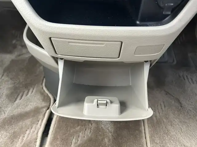 トヨタ ノア X 愛知県 2012(平24)年 4.2万km ホワイトパールクリスタルシャイン 社外ＳＤナビ　/ＣＤ／ＤＶＤ　/ＢＴ　/ＵＳＢ　/ＤＴＶ　/ＥＴＣ　/電動格納ミラー　/純正フロアマット　/ドアバイザー　/両側スライドドア　/ハロゲンライト