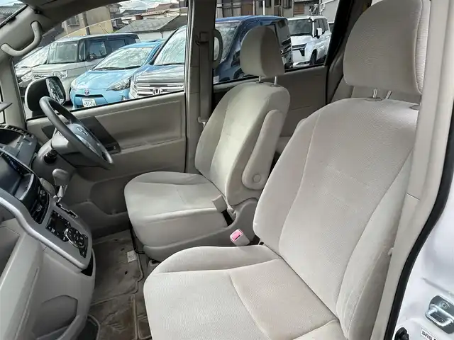 トヨタ ノア X 愛知県 2012(平24)年 4.2万km ホワイトパールクリスタルシャイン 社外ＳＤナビ　/ＣＤ／ＤＶＤ　/ＢＴ　/ＵＳＢ　/ＤＴＶ　/ＥＴＣ　/電動格納ミラー　/純正フロアマット　/ドアバイザー　/両側スライドドア　/ハロゲンライト