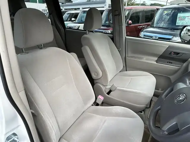 トヨタ ノア X 愛知県 2012(平24)年 4.2万km ホワイトパールクリスタルシャイン 社外ＳＤナビ　/ＣＤ／ＤＶＤ　/ＢＴ　/ＵＳＢ　/ＤＴＶ　/ＥＴＣ　/電動格納ミラー　/純正フロアマット　/ドアバイザー　/両側スライドドア　/ハロゲンライト