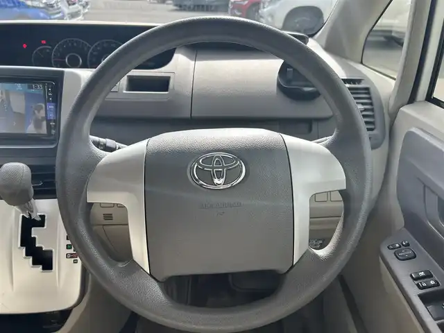 トヨタ ノア X 愛知県 2012(平24)年 4.2万km ホワイトパールクリスタルシャイン 社外ＳＤナビ　/ＣＤ／ＤＶＤ　/ＢＴ　/ＵＳＢ　/ＤＴＶ　/ＥＴＣ　/電動格納ミラー　/純正フロアマット　/ドアバイザー　/両側スライドドア　/ハロゲンライト