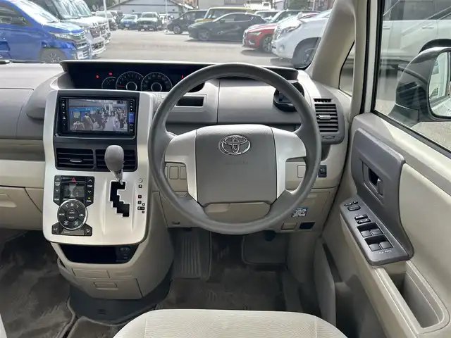 トヨタ ノア X 愛知県 2012(平24)年 4.2万km ホワイトパールクリスタルシャイン 社外ＳＤナビ　/ＣＤ／ＤＶＤ　/ＢＴ　/ＵＳＢ　/ＤＴＶ　/ＥＴＣ　/電動格納ミラー　/純正フロアマット　/ドアバイザー　/両側スライドドア　/ハロゲンライト