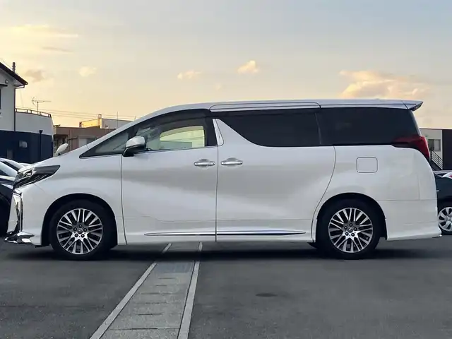 トヨタ アルファード S 静岡県 2021(令3)年 5.7万km ホワイトパールクリスタルシャイン モデリスタフルエアローセット/リアドアレスアップマフラー/ワンオーナー/エンジンスタートボタン/パワーステアリング/パワーウィンドウ/100V充電/スマートキー/Wオートエアコン/スペアキー1本/レーダークルーズコントロール/純正１３．３インチ後席モニター/純正10.5インチナビ（DVD/BT/フルセグ）/バックカメラ/USB入力端子/ETC/三列シート/オットマン/ウォークスルー/純正フロアマット/純正アルミホイール/布シート/両側パワースライドドア/ABS/横滑り防止装置/コーナーセンサー前後/レーンキープアシスト/盗難防止装置/オートライト/オートマチックハイビーム/LEDヘッドライト/W+サイドエアバッグ/カーテンエアバッグ