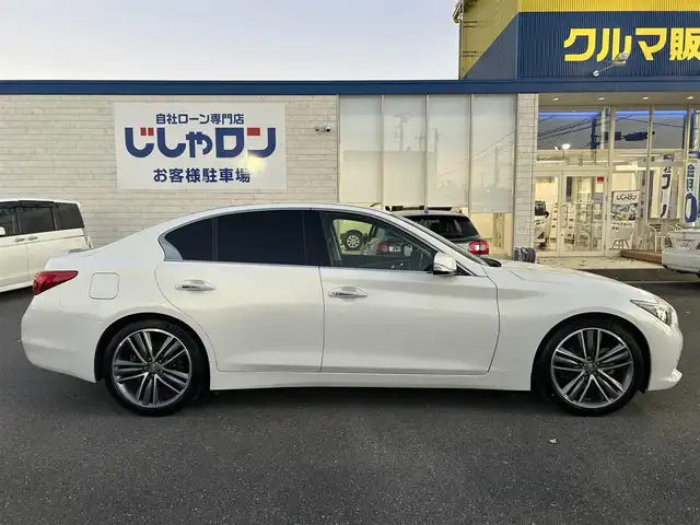 日産 スカイライン 200GT－t 群馬県 2015(平27)年 11万km クリスタルホワイトパール (株)IDOMが運営する【じしゃロン伊勢崎店】の自社ローン対象車両になります。こちらは現金ご利用時の価格です。/自社ローンご希望の方は別途その旨お申付け下さい。/メーカー純正ナビ/ＣＤ/DVD/BlueTooth/MSV/AUX/フルセグＴＶ/バックカメラ/クルーズコントロール/ＥＴＣ/前方ドライブレコーダー/ステアリングスイッチ/ハーフレザーシート/ＬＥＤヘッドライト/革巻ステアリング/純正オプション19インチアルミ/ターボ