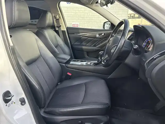 日産 スカイライン 200GT－t 群馬県 2015(平27)年 11万km クリスタルホワイトパール (株)IDOMが運営する【じしゃロン伊勢崎店】の自社ローン対象車両になります。こちらは現金ご利用時の価格です。/自社ローンご希望の方は別途その旨お申付け下さい。/メーカー純正ナビ/ＣＤ/DVD/BlueTooth/MSV/AUX/フルセグＴＶ/バックカメラ/クルーズコントロール/ＥＴＣ/前方ドライブレコーダー/ステアリングスイッチ/ハーフレザーシート/ＬＥＤヘッドライト/革巻ステアリング/純正オプション19インチアルミ/ターボ