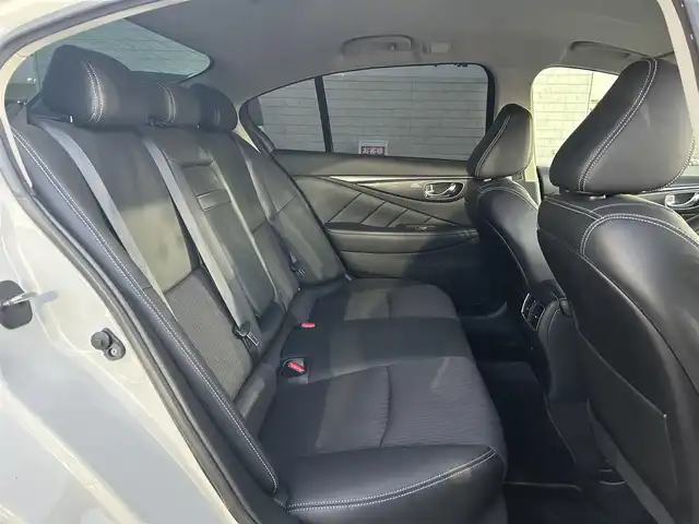 日産 スカイライン 200GT－t 群馬県 2015(平27)年 11万km クリスタルホワイトパール (株)IDOMが運営する【じしゃロン伊勢崎店】の自社ローン対象車両になります。こちらは現金ご利用時の価格です。/自社ローンご希望の方は別途その旨お申付け下さい。/メーカー純正ナビ/ＣＤ/DVD/BlueTooth/MSV/AUX/フルセグＴＶ/バックカメラ/クルーズコントロール/ＥＴＣ/前方ドライブレコーダー/ステアリングスイッチ/ハーフレザーシート/ＬＥＤヘッドライト/革巻ステアリング/純正オプション19インチアルミ/ターボ