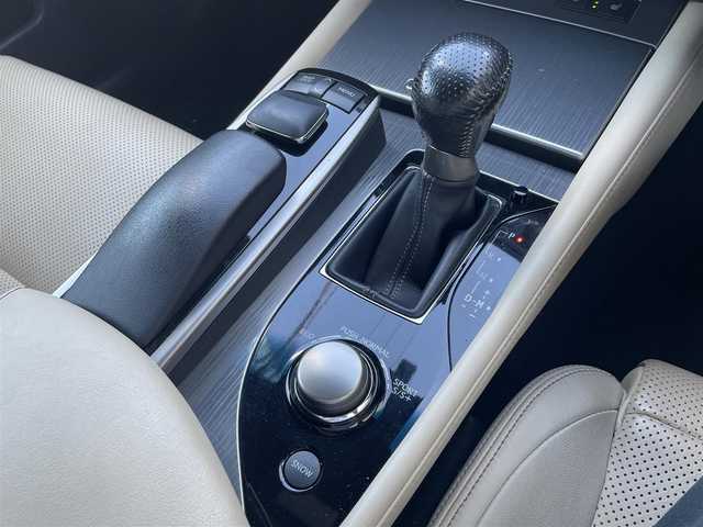 レクサス ＧＳ 350 Fスポーツ 道央・札幌 2013(平25)年 9.2万km ブラック 登録時走行距離91562ｋｍ/　４　Ｗ　Ｄ　/寒冷地仕様/純正ナビ（CD/DVD/FM/AM/BT)/フルセグTV(走行中視聴可能)/バックカメラ/ウィンカーミラー/クルーズコントロール（追従走行なし）/ドアバイザー/プッシュスタート/ビルトインETC/MTモード付AT/パドルシフト/スペアキー×２/パーキングアシスト/純正フロアマット/パワーシート（運転席/助手席）/シートヒーター（運転席/助手席）/エアシート（運転席/助手席）/横滑り防止装置/オートライト/コーナーセンサー/純正エンジンスターター/フォグランプ/リアフォグランプ/ステアリングスイッチ/革巻きステアリング/自動防眩ミラー/フロントワイパーデアイサー/ワイパー間欠時間コントローラー/イルミネーションコントロール/ヘッドライトクリーナー/シートメモリー/電動格納ミラー/ECO・NORMAL・SPORTモード/SNOWスイッチ/nanoe搭載エアコン/リアサンシェードスイッチ