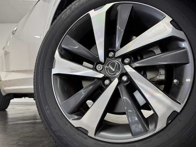 レクサス ＮＸ 300h バージョンL 三重県 2020(令2)年 4.1万km ソニッククォーツ ハイブリッド/4WD/MTモード付フロアCVT/純正 10.3型ナビ/（CD/DVD/SDREC/SD/USB/Bluetooth/Miracast/AUX/TV）/【OP】パノラミックビューモニター（シースルービュー機能付）/ドライブレコーダー前後/ビルトインETC2.0/Lexus Safety System＋/●プリクラッシュセーフティ/●レーンディパーチャーアラート（ステアリング制御機能付）/●アダプティブハイビームシステム［AHS］/●レーダークルーズ（全車速追従）/●【OP】パーキングサポートブレーキ（静止物）/●【OP】ブラインドスポットモニター＋リヤクロストラフィックアラート/・【OP】ITS Connect/装備/・【OP】ムーンルーフ/・内装色『バンブー（マットフィニッシュ/ナチュラルブラウン）』/・本革シート（D/Nヒーター・ベンチレーション機能付）/・8wayパワーシート（D/N）/・後席6:4分割可倒式シート（電動リクライニング・電動格納機能付）/・ステアリングヒーター/・ハンズフリーパワーバックドア/・【OP】NAVI・AI-AVS＆ドライブモード選択『Sport S＋/Sport S/Custom』/・左右独立オートエアコン/・純正18inAW/・予備スマートキーx1＋カードキーx1