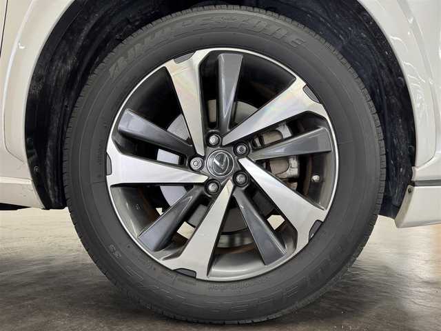 レクサス ＮＸ 300h バージョンL 三重県 2020(令2)年 4.1万km ソニッククォーツ ハイブリッド/4WD/MTモード付フロアCVT/純正 10.3型ナビ/（CD/DVD/SDREC/SD/USB/Bluetooth/Miracast/AUX/TV）/【OP】パノラミックビューモニター（シースルービュー機能付）/ドライブレコーダー前後/ビルトインETC2.0/Lexus Safety System＋/●プリクラッシュセーフティ/●レーンディパーチャーアラート（ステアリング制御機能付）/●アダプティブハイビームシステム［AHS］/●レーダークルーズ（全車速追従）/●【OP】パーキングサポートブレーキ（静止物）/●【OP】ブラインドスポットモニター＋リヤクロストラフィックアラート/・【OP】ITS Connect/装備/・【OP】ムーンルーフ/・内装色『バンブー（マットフィニッシュ/ナチュラルブラウン）』/・本革シート（D/Nヒーター・ベンチレーション機能付）/・8wayパワーシート（D/N）/・後席6:4分割可倒式シート（電動リクライニング・電動格納機能付）/・ステアリングヒーター/・ハンズフリーパワーバックドア/・【OP】NAVI・AI-AVS＆ドライブモード選択『Sport S＋/Sport S/Custom』/・左右独立オートエアコン/・純正18inAW/・予備スマートキーx1＋カードキーx1