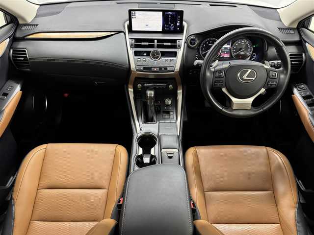 レクサス ＮＸ 300h バージョンL 三重県 2020(令2)年 4.1万km ソニッククォーツ ハイブリッド/4WD/MTモード付フロアCVT/純正 10.3型ナビ/（CD/DVD/SDREC/SD/USB/Bluetooth/Miracast/AUX/TV）/【OP】パノラミックビューモニター（シースルービュー機能付）/ドライブレコーダー前後/ビルトインETC2.0/Lexus Safety System＋/●プリクラッシュセーフティ/●レーンディパーチャーアラート（ステアリング制御機能付）/●アダプティブハイビームシステム［AHS］/●レーダークルーズ（全車速追従）/●【OP】パーキングサポートブレーキ（静止物）/●【OP】ブラインドスポットモニター＋リヤクロストラフィックアラート/・【OP】ITS Connect/装備/・【OP】ムーンルーフ/・内装色『バンブー（マットフィニッシュ/ナチュラルブラウン）』/・本革シート（D/Nヒーター・ベンチレーション機能付）/・8wayパワーシート（D/N）/・後席6:4分割可倒式シート（電動リクライニング・電動格納機能付）/・ステアリングヒーター/・ハンズフリーパワーバックドア/・【OP】NAVI・AI-AVS＆ドライブモード選択『Sport S＋/Sport S/Custom』/・左右独立オートエアコン/・純正18inAW/・予備スマートキーx1＋カードキーx1