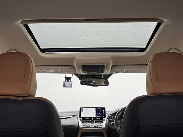 レクサス ＮＸ 300h バージョンL 三重県 2020(令2)年 4.1万km ソニッククォーツ ハイブリッド/4WD/MTモード付フロアCVT/純正 10.3型ナビ/（CD/DVD/SDREC/SD/USB/Bluetooth/Miracast/AUX/TV）/【OP】パノラミックビューモニター（シースルービュー機能付）/ドライブレコーダー前後/ビルトインETC2.0/Lexus Safety System＋/●プリクラッシュセーフティ/●レーンディパーチャーアラート（ステアリング制御機能付）/●アダプティブハイビームシステム［AHS］/●レーダークルーズ（全車速追従）/●【OP】パーキングサポートブレーキ（静止物）/●【OP】ブラインドスポットモニター＋リヤクロストラフィックアラート/・【OP】ITS Connect/装備/・【OP】ムーンルーフ/・内装色『バンブー（マットフィニッシュ/ナチュラルブラウン）』/・本革シート（D/Nヒーター・ベンチレーション機能付）/・8wayパワーシート（D/N）/・後席6:4分割可倒式シート（電動リクライニング・電動格納機能付）/・ステアリングヒーター/・ハンズフリーパワーバックドア/・【OP】NAVI・AI-AVS＆ドライブモード選択『Sport S＋/Sport S/Custom』/・左右独立オートエアコン/・純正18inAW/・予備スマートキーx1＋カードキーx1