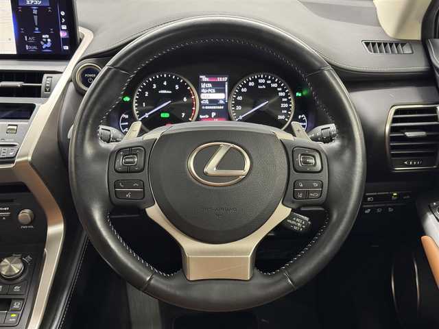 レクサス ＮＸ 300h バージョンL 三重県 2020(令2)年 4.1万km ソニッククォーツ ハイブリッド/4WD/MTモード付フロアCVT/純正 10.3型ナビ/（CD/DVD/SDREC/SD/USB/Bluetooth/Miracast/AUX/TV）/【OP】パノラミックビューモニター（シースルービュー機能付）/ドライブレコーダー前後/ビルトインETC2.0/Lexus Safety System＋/●プリクラッシュセーフティ/●レーンディパーチャーアラート（ステアリング制御機能付）/●アダプティブハイビームシステム［AHS］/●レーダークルーズ（全車速追従）/●【OP】パーキングサポートブレーキ（静止物）/●【OP】ブラインドスポットモニター＋リヤクロストラフィックアラート/・【OP】ITS Connect/装備/・【OP】ムーンルーフ/・内装色『バンブー（マットフィニッシュ/ナチュラルブラウン）』/・本革シート（D/Nヒーター・ベンチレーション機能付）/・8wayパワーシート（D/N）/・後席6:4分割可倒式シート（電動リクライニング・電動格納機能付）/・ステアリングヒーター/・ハンズフリーパワーバックドア/・【OP】NAVI・AI-AVS＆ドライブモード選択『Sport S＋/Sport S/Custom』/・左右独立オートエアコン/・純正18inAW/・予備スマートキーx1＋カードキーx1