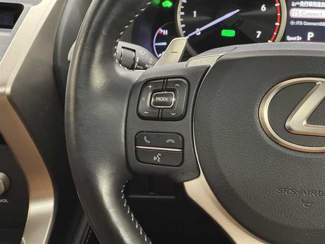 レクサス ＮＸ 300h バージョンL 三重県 2020(令2)年 4.1万km ソニッククォーツ ハイブリッド/4WD/MTモード付フロアCVT/純正 10.3型ナビ/（CD/DVD/SDREC/SD/USB/Bluetooth/Miracast/AUX/TV）/【OP】パノラミックビューモニター（シースルービュー機能付）/ドライブレコーダー前後/ビルトインETC2.0/Lexus Safety System＋/●プリクラッシュセーフティ/●レーンディパーチャーアラート（ステアリング制御機能付）/●アダプティブハイビームシステム［AHS］/●レーダークルーズ（全車速追従）/●【OP】パーキングサポートブレーキ（静止物）/●【OP】ブラインドスポットモニター＋リヤクロストラフィックアラート/・【OP】ITS Connect/装備/・【OP】ムーンルーフ/・内装色『バンブー（マットフィニッシュ/ナチュラルブラウン）』/・本革シート（D/Nヒーター・ベンチレーション機能付）/・8wayパワーシート（D/N）/・後席6:4分割可倒式シート（電動リクライニング・電動格納機能付）/・ステアリングヒーター/・ハンズフリーパワーバックドア/・【OP】NAVI・AI-AVS＆ドライブモード選択『Sport S＋/Sport S/Custom』/・左右独立オートエアコン/・純正18inAW/・予備スマートキーx1＋カードキーx1