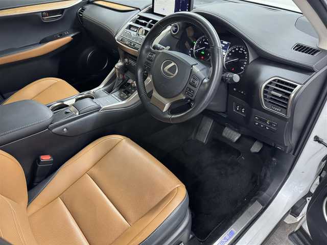 レクサス ＮＸ 300h バージョンL 三重県 2020(令2)年 4.1万km ソニッククォーツ ハイブリッド/4WD/MTモード付フロアCVT/純正 10.3型ナビ/（CD/DVD/SDREC/SD/USB/Bluetooth/Miracast/AUX/TV）/【OP】パノラミックビューモニター（シースルービュー機能付）/ドライブレコーダー前後/ビルトインETC2.0/Lexus Safety System＋/●プリクラッシュセーフティ/●レーンディパーチャーアラート（ステアリング制御機能付）/●アダプティブハイビームシステム［AHS］/●レーダークルーズ（全車速追従）/●【OP】パーキングサポートブレーキ（静止物）/●【OP】ブラインドスポットモニター＋リヤクロストラフィックアラート/・【OP】ITS Connect/装備/・【OP】ムーンルーフ/・内装色『バンブー（マットフィニッシュ/ナチュラルブラウン）』/・本革シート（D/Nヒーター・ベンチレーション機能付）/・8wayパワーシート（D/N）/・後席6:4分割可倒式シート（電動リクライニング・電動格納機能付）/・ステアリングヒーター/・ハンズフリーパワーバックドア/・【OP】NAVI・AI-AVS＆ドライブモード選択『Sport S＋/Sport S/Custom』/・左右独立オートエアコン/・純正18inAW/・予備スマートキーx1＋カードキーx1