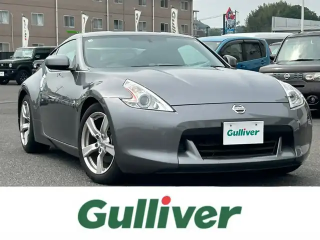 日産 フェアレディ Ｚ 広島県 2010(平22)年 5.7万km ダークメタルグレー ワンオーナー/純正ナビ/（CD/DVD/フルセグTV/Bluetooth）/バックカメラ/ETC/HIDヘッドライト/オートライト/純正18インチAW/プッシュスタート/革巻きステアリング/ステアリングスイッチ/パドルシフト/純正フロアマット/保証書/取扱説明書/スペアキー