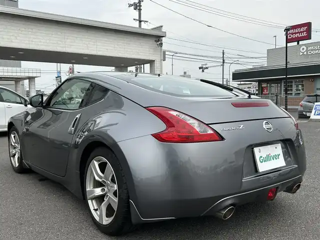日産 フェアレディ Ｚ 広島県 2010(平22)年 5.7万km ダークメタルグレー ワンオーナー/純正ナビ/（CD/DVD/フルセグTV/Bluetooth）/バックカメラ/ETC/HIDヘッドライト/オートライト/純正18インチAW/プッシュスタート/革巻きステアリング/ステアリングスイッチ/パドルシフト/純正フロアマット/保証書/取扱説明書/スペアキー