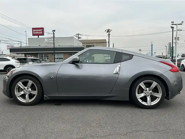 日産 フェアレディ Ｚ 広島県 2010(平22)年 5.7万km ダークメタルグレー ワンオーナー/純正ナビ/（CD/DVD/フルセグTV/Bluetooth）/バックカメラ/ETC/HIDヘッドライト/オートライト/純正18インチAW/プッシュスタート/革巻きステアリング/ステアリングスイッチ/パドルシフト/純正フロアマット/保証書/取扱説明書/スペアキー