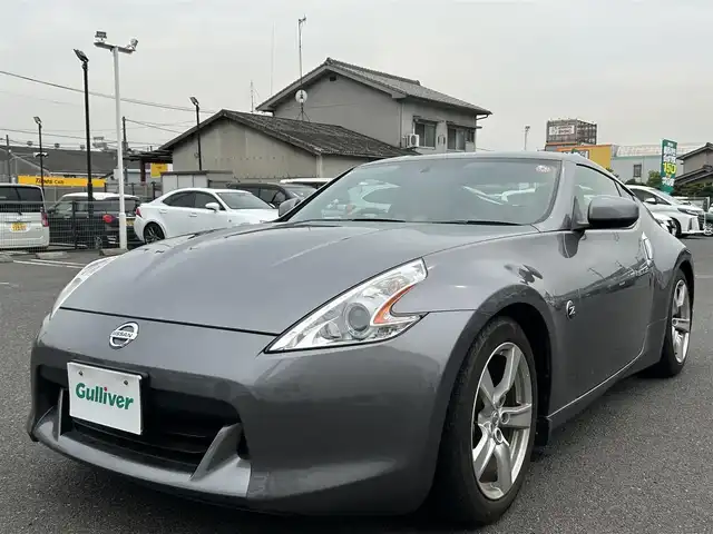 日産 フェアレディ Ｚ 広島県 2010(平22)年 5.7万km ダークメタルグレー ワンオーナー/純正ナビ/（CD/DVD/フルセグTV/Bluetooth）/バックカメラ/ETC/HIDヘッドライト/オートライト/純正18インチAW/プッシュスタート/革巻きステアリング/ステアリングスイッチ/パドルシフト/純正フロアマット/保証書/取扱説明書/スペアキー
