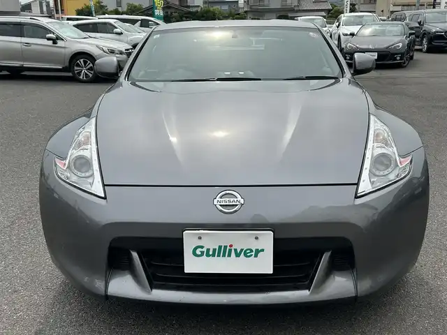 日産 フェアレディ Ｚ 広島県 2010(平22)年 5.7万km ダークメタルグレー ワンオーナー/純正ナビ/（CD/DVD/フルセグTV/Bluetooth）/バックカメラ/ETC/HIDヘッドライト/オートライト/純正18インチAW/プッシュスタート/革巻きステアリング/ステアリングスイッチ/パドルシフト/純正フロアマット/保証書/取扱説明書/スペアキー