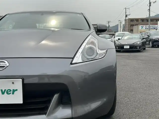 日産 フェアレディ Ｚ 広島県 2010(平22)年 5.7万km ダークメタルグレー ワンオーナー/純正ナビ/（CD/DVD/フルセグTV/Bluetooth）/バックカメラ/ETC/HIDヘッドライト/オートライト/純正18インチAW/プッシュスタート/革巻きステアリング/ステアリングスイッチ/パドルシフト/純正フロアマット/保証書/取扱説明書/スペアキー