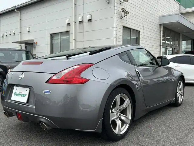 日産 フェアレディ Ｚ 広島県 2010(平22)年 5.7万km ダークメタルグレー ワンオーナー/純正ナビ/（CD/DVD/フルセグTV/Bluetooth）/バックカメラ/ETC/HIDヘッドライト/オートライト/純正18インチAW/プッシュスタート/革巻きステアリング/ステアリングスイッチ/パドルシフト/純正フロアマット/保証書/取扱説明書/スペアキー