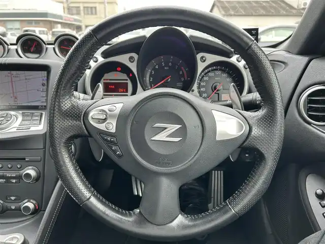 日産 フェアレディ Ｚ 広島県 2010(平22)年 5.7万km ダークメタルグレー ワンオーナー/純正ナビ/（CD/DVD/フルセグTV/Bluetooth）/バックカメラ/ETC/HIDヘッドライト/オートライト/純正18インチAW/プッシュスタート/革巻きステアリング/ステアリングスイッチ/パドルシフト/純正フロアマット/保証書/取扱説明書/スペアキー