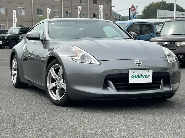 日産 フェアレディ Ｚ 広島県 2010(平22)年 5.7万km ダークメタルグレー ワンオーナー/純正ナビ/（CD/DVD/フルセグTV/Bluetooth）/バックカメラ/ETC/HIDヘッドライト/オートライト/純正18インチAW/プッシュスタート/革巻きステアリング/ステアリングスイッチ/パドルシフト/純正フロアマット/保証書/取扱説明書/スペアキー