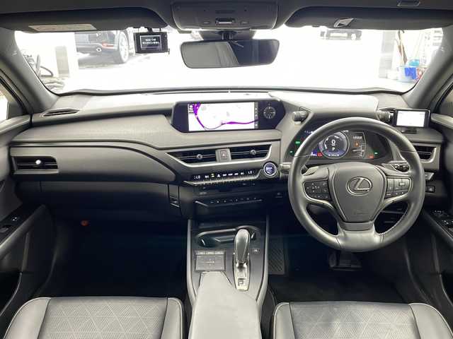 レクサス ＵＸ 300e バージョンL 兵庫県 2021(令3)年 8万km ソニッククォーツ ・純正ナビ/CD/DVD/BT/USB/AUX/SD/TV/・パノラミックビューモニター/・マークレンビンソンサウンド/・LEXUSsafety＋/・レーンディパーチャーアラート/・プリクラッシュセーフティ/・ブラインドスポットモニター/・レーダークルーズコントロール/・ブレーキホールド/・パドルシフト/・前後ドライブレコーダー/・LEDオートライト/・オートマチックハイビーム/・AFS/・ASC/・100V電源/・パワーバックドア/・パワーシート（運転席＋助手席）/・エアシート（運転席＋助手席）/・全席シートヒーター/・ステアリングヒーター/・革巻きステアリング/・ビルトインETC2.0/・純正アルミホイール/・純正フロアマット/・本革シート/・スマートキー/・プッシュスタート/・レーダー探知機