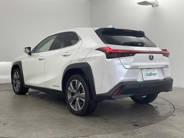 レクサス ＵＸ 300e バージョンL 兵庫県 2021(令3)年 8万km ソニッククォーツ ・純正ナビ/CD/DVD/BT/USB/AUX/SD/TV/・パノラミックビューモニター/・マークレンビンソンサウンド/・LEXUSsafety＋/・レーンディパーチャーアラート/・プリクラッシュセーフティ/・ブラインドスポットモニター/・レーダークルーズコントロール/・ブレーキホールド/・パドルシフト/・前後ドライブレコーダー/・LEDオートライト/・オートマチックハイビーム/・AFS/・ASC/・100V電源/・パワーバックドア/・パワーシート（運転席＋助手席）/・エアシート（運転席＋助手席）/・全席シートヒーター/・ステアリングヒーター/・革巻きステアリング/・ビルトインETC2.0/・純正アルミホイール/・純正フロアマット/・本革シート/・スマートキー/・プッシュスタート/・レーダー探知機
