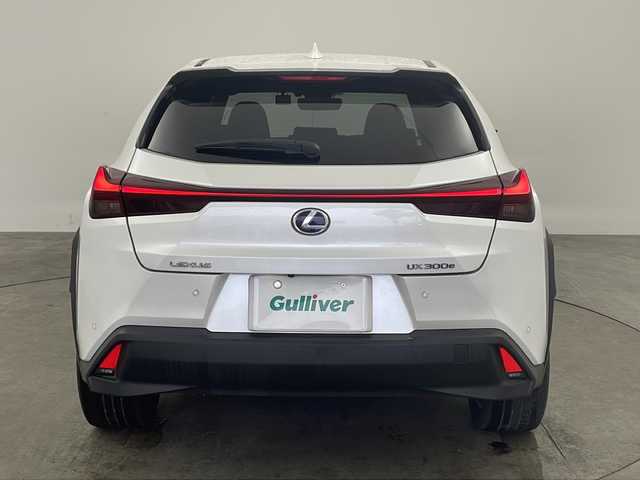 レクサス ＵＸ 300e バージョンL 兵庫県 2021(令3)年 8万km ソニッククォーツ ・純正ナビ/CD/DVD/BT/USB/AUX/SD/TV/・パノラミックビューモニター/・マークレンビンソンサウンド/・LEXUSsafety＋/・レーンディパーチャーアラート/・プリクラッシュセーフティ/・ブラインドスポットモニター/・レーダークルーズコントロール/・ブレーキホールド/・パドルシフト/・前後ドライブレコーダー/・LEDオートライト/・オートマチックハイビーム/・AFS/・ASC/・100V電源/・パワーバックドア/・パワーシート（運転席＋助手席）/・エアシート（運転席＋助手席）/・全席シートヒーター/・ステアリングヒーター/・革巻きステアリング/・ビルトインETC2.0/・純正アルミホイール/・純正フロアマット/・本革シート/・スマートキー/・プッシュスタート/・レーダー探知機