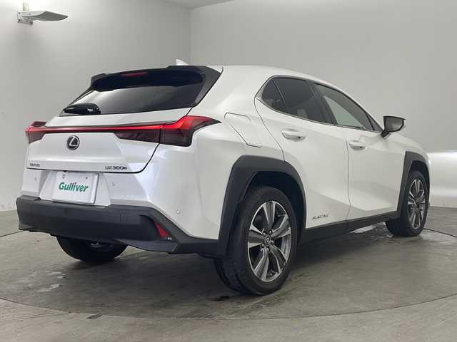 レクサス ＵＸ 300e バージョンL 兵庫県 2021(令3)年 8万km ソニッククォーツ ・純正ナビ/CD/DVD/BT/USB/AUX/SD/TV/・パノラミックビューモニター/・マークレンビンソンサウンド/・LEXUSsafety＋/・レーンディパーチャーアラート/・プリクラッシュセーフティ/・ブラインドスポットモニター/・レーダークルーズコントロール/・ブレーキホールド/・パドルシフト/・前後ドライブレコーダー/・LEDオートライト/・オートマチックハイビーム/・AFS/・ASC/・100V電源/・パワーバックドア/・パワーシート（運転席＋助手席）/・エアシート（運転席＋助手席）/・全席シートヒーター/・ステアリングヒーター/・革巻きステアリング/・ビルトインETC2.0/・純正アルミホイール/・純正フロアマット/・本革シート/・スマートキー/・プッシュスタート/・レーダー探知機