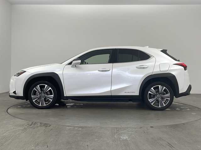 レクサス ＵＸ 300e バージョンL 兵庫県 2021(令3)年 8万km ソニッククォーツ ・純正ナビ/CD/DVD/BT/USB/AUX/SD/TV/・パノラミックビューモニター/・マークレンビンソンサウンド/・LEXUSsafety＋/・レーンディパーチャーアラート/・プリクラッシュセーフティ/・ブラインドスポットモニター/・レーダークルーズコントロール/・ブレーキホールド/・パドルシフト/・前後ドライブレコーダー/・LEDオートライト/・オートマチックハイビーム/・AFS/・ASC/・100V電源/・パワーバックドア/・パワーシート（運転席＋助手席）/・エアシート（運転席＋助手席）/・全席シートヒーター/・ステアリングヒーター/・革巻きステアリング/・ビルトインETC2.0/・純正アルミホイール/・純正フロアマット/・本革シート/・スマートキー/・プッシュスタート/・レーダー探知機