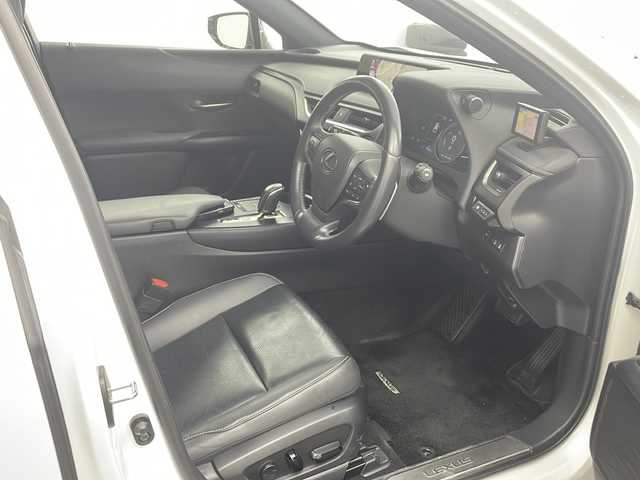 レクサス ＵＸ 300e バージョンL 兵庫県 2021(令3)年 8万km ソニッククォーツ ・純正ナビ/CD/DVD/BT/USB/AUX/SD/TV/・パノラミックビューモニター/・マークレンビンソンサウンド/・LEXUSsafety＋/・レーンディパーチャーアラート/・プリクラッシュセーフティ/・ブラインドスポットモニター/・レーダークルーズコントロール/・ブレーキホールド/・パドルシフト/・前後ドライブレコーダー/・LEDオートライト/・オートマチックハイビーム/・AFS/・ASC/・100V電源/・パワーバックドア/・パワーシート（運転席＋助手席）/・エアシート（運転席＋助手席）/・全席シートヒーター/・ステアリングヒーター/・革巻きステアリング/・ビルトインETC2.0/・純正アルミホイール/・純正フロアマット/・本革シート/・スマートキー/・プッシュスタート/・レーダー探知機