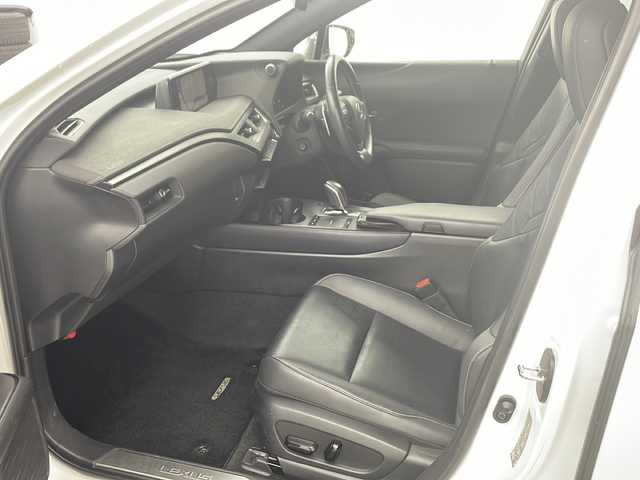 レクサス ＵＸ 300e バージョンL 兵庫県 2021(令3)年 8万km ソニッククォーツ ・純正ナビ/CD/DVD/BT/USB/AUX/SD/TV/・パノラミックビューモニター/・マークレンビンソンサウンド/・LEXUSsafety＋/・レーンディパーチャーアラート/・プリクラッシュセーフティ/・ブラインドスポットモニター/・レーダークルーズコントロール/・ブレーキホールド/・パドルシフト/・前後ドライブレコーダー/・LEDオートライト/・オートマチックハイビーム/・AFS/・ASC/・100V電源/・パワーバックドア/・パワーシート（運転席＋助手席）/・エアシート（運転席＋助手席）/・全席シートヒーター/・ステアリングヒーター/・革巻きステアリング/・ビルトインETC2.0/・純正アルミホイール/・純正フロアマット/・本革シート/・スマートキー/・プッシュスタート/・レーダー探知機