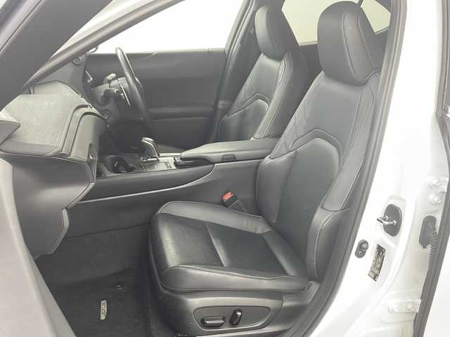 レクサス ＵＸ 300e バージョンL 兵庫県 2021(令3)年 8万km ソニッククォーツ ・純正ナビ/CD/DVD/BT/USB/AUX/SD/TV/・パノラミックビューモニター/・マークレンビンソンサウンド/・LEXUSsafety＋/・レーンディパーチャーアラート/・プリクラッシュセーフティ/・ブラインドスポットモニター/・レーダークルーズコントロール/・ブレーキホールド/・パドルシフト/・前後ドライブレコーダー/・LEDオートライト/・オートマチックハイビーム/・AFS/・ASC/・100V電源/・パワーバックドア/・パワーシート（運転席＋助手席）/・エアシート（運転席＋助手席）/・全席シートヒーター/・ステアリングヒーター/・革巻きステアリング/・ビルトインETC2.0/・純正アルミホイール/・純正フロアマット/・本革シート/・スマートキー/・プッシュスタート/・レーダー探知機