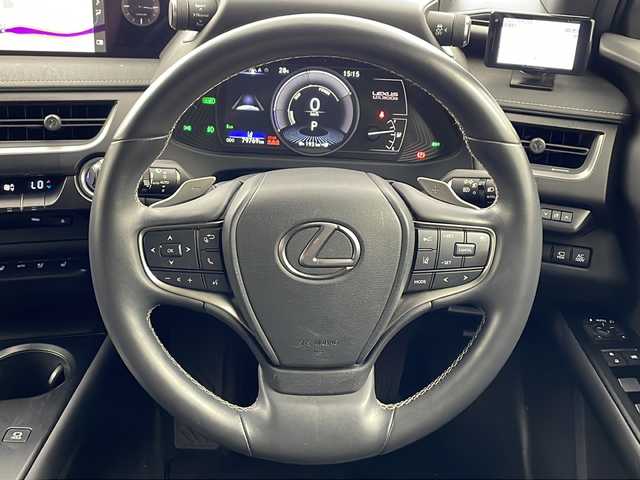 レクサス ＵＸ 300e バージョンL 兵庫県 2021(令3)年 8万km ソニッククォーツ ・純正ナビ/CD/DVD/BT/USB/AUX/SD/TV/・パノラミックビューモニター/・マークレンビンソンサウンド/・LEXUSsafety＋/・レーンディパーチャーアラート/・プリクラッシュセーフティ/・ブラインドスポットモニター/・レーダークルーズコントロール/・ブレーキホールド/・パドルシフト/・前後ドライブレコーダー/・LEDオートライト/・オートマチックハイビーム/・AFS/・ASC/・100V電源/・パワーバックドア/・パワーシート（運転席＋助手席）/・エアシート（運転席＋助手席）/・全席シートヒーター/・ステアリングヒーター/・革巻きステアリング/・ビルトインETC2.0/・純正アルミホイール/・純正フロアマット/・本革シート/・スマートキー/・プッシュスタート/・レーダー探知機