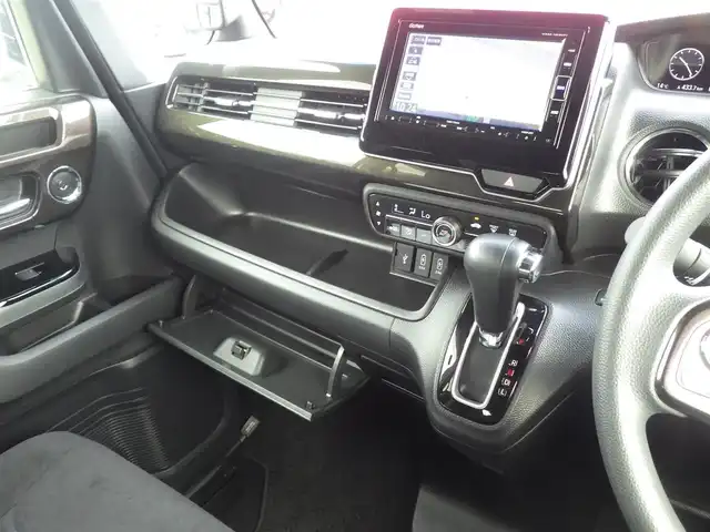 ホンダ Ｎ ＢＯＸ カスタム G EX ホンダセンシング 千葉県 2018(平30)年 5万km プレミアムホワイトパールⅡ ホンダセンシング/・衝突軽減ブレーキ（CMBS）/・車線維持支援システム（LKAS）/・アダプティブクルーズコントロール（ACC）/・後方誤発進抑制機能/・誤発進抑制機能/左パワースライドドア/右イージークローザードア/純正SDナビ/地デジTV/【DVD/CD再生機能　Bluetooth接続】/バックカメラ/ETC/LEDヘッドライト/フォグライト/ウインカーミラー/リアコーナーセンサー/サイド/カーテンエアバッグ/スマートキー