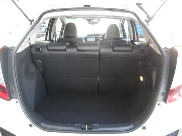 ホンダ フィット ハイブリット Lパッケージ 千葉県 2015(平27)年 0.9万km プレミアムホワイトパール 純正ナビ、ワンセグTV/バックカメラ/純正オーディオ【DVD/CD/BT/SD】/CTBA(シティブレーキアクティブシステム)/LEDヘッドライト/クルーズコントロール/革巻きステアリング/ナビ連動ステアリングスイッチ/ハーフレザーシート/前後コーナーセンサー/純正前方ドライブレコーダー/ビルトインETC/スペアキー