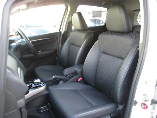 ホンダ フィット ハイブリット Lパッケージ 千葉県 2015(平27)年 0.9万km プレミアムホワイトパール 純正ナビ、ワンセグTV/バックカメラ/純正オーディオ【DVD/CD/BT/SD】/CTBA(シティブレーキアクティブシステム)/LEDヘッドライト/クルーズコントロール/革巻きステアリング/ナビ連動ステアリングスイッチ/ハーフレザーシート/前後コーナーセンサー/純正前方ドライブレコーダー/ビルトインETC/スペアキー