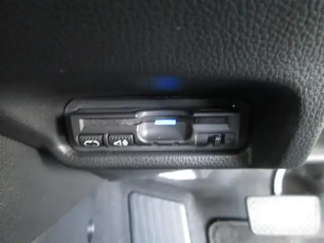 ホンダ フィット ハイブリット Lパッケージ 千葉県 2015(平27)年 0.9万km プレミアムホワイトパール 純正ナビ、ワンセグTV/バックカメラ/純正オーディオ【DVD/CD/BT/SD】/CTBA(シティブレーキアクティブシステム)/LEDヘッドライト/クルーズコントロール/革巻きステアリング/ナビ連動ステアリングスイッチ/ハーフレザーシート/前後コーナーセンサー/純正前方ドライブレコーダー/ビルトインETC/スペアキー