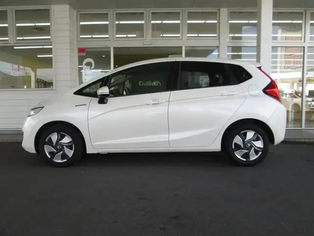 ホンダ フィット ハイブリット Lパッケージ 千葉県 2015(平27)年 0.9万km プレミアムホワイトパール 純正ナビ、ワンセグTV/バックカメラ/純正オーディオ【DVD/CD/BT/SD】/CTBA(シティブレーキアクティブシステム)/LEDヘッドライト/クルーズコントロール/革巻きステアリング/ナビ連動ステアリングスイッチ/ハーフレザーシート/前後コーナーセンサー/純正前方ドライブレコーダー/ビルトインETC/スペアキー