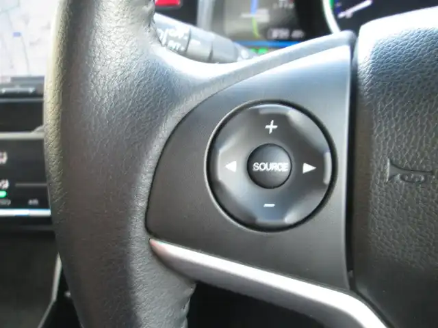 ホンダ フィット ハイブリット Lパッケージ 千葉県 2015(平27)年 0.9万km プレミアムホワイトパール 純正ナビ、ワンセグTV/バックカメラ/純正オーディオ【DVD/CD/BT/SD】/CTBA(シティブレーキアクティブシステム)/LEDヘッドライト/クルーズコントロール/革巻きステアリング/ナビ連動ステアリングスイッチ/ハーフレザーシート/前後コーナーセンサー/純正前方ドライブレコーダー/ビルトインETC/スペアキー