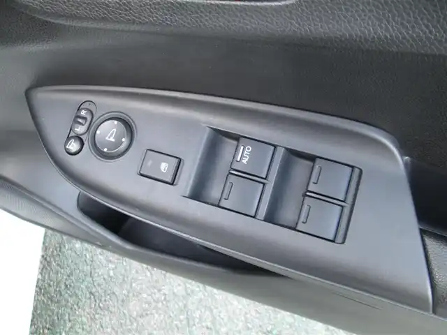 ホンダ フィット ハイブリット Lパッケージ 千葉県 2015(平27)年 0.9万km プレミアムホワイトパール 純正ナビ、ワンセグTV/バックカメラ/純正オーディオ【DVD/CD/BT/SD】/CTBA(シティブレーキアクティブシステム)/LEDヘッドライト/クルーズコントロール/革巻きステアリング/ナビ連動ステアリングスイッチ/ハーフレザーシート/前後コーナーセンサー/純正前方ドライブレコーダー/ビルトインETC/スペアキー