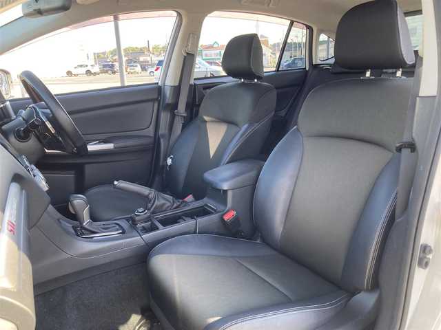 スバル インプレッサ スポーツ 2．0i－S アイサイト 茨城県 2016(平28)年 9.6万km クリスタルホワイトP 【(株)IDOMが運営する【じしゃロン水戸店】の自社ローン対象車両になります。こちらは現金ご利用時の価格です。自社ローンご希望の方は別途その旨お申付け下さい。】/4WD/ワンオーナー/社外SDナビ(CD/DVD/BT/フルセグ)/バックカメラ/全車速追従機能付クルコン/アイサイトver3/・プリクラッシュブレーキ/・アクティブレーンキープ/・AT誤発進/誤後進抑制制御/・ふらつき警報/・車線逸脱警報/・先行車発進お知らせ/・ステレオカメラ/オートライト/本革巻きステアリング/パドルシフト/ファブリック/合皮コンビシート/前席パワーシート/STIフロントリップ/ダウンサス/純正17インチアルミホイール/キーレスアクセス/プッシュスタート/禁煙車