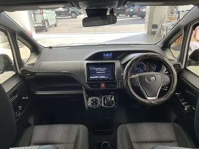 トヨタ ヴォクシー ハイブリッド ZS 兵庫県 2017(平29)年 5万km ホワイトパールクリスタルシャイン ・純正ナビ/Bluetooth/CD/DVD/フルセグテレビ/・バックカメラ/・トヨタセーフティセンス/・プリクラッシュセーフティ/・レーンディバーチャーアラート/・クルーズコントロール/・オートマチックハイビーム/・先行車発進告知機能/・横滑り防止装置/・左側スライドドア/・左側イージークローザー/・前席シートヒーター/・LEDヘッドライト/・フォグランプ/・純正アルミホイールタイヤ/・スマートキー/・プッシュスタートボタン/・ビルトインETC2.0/・Wエアバッグ