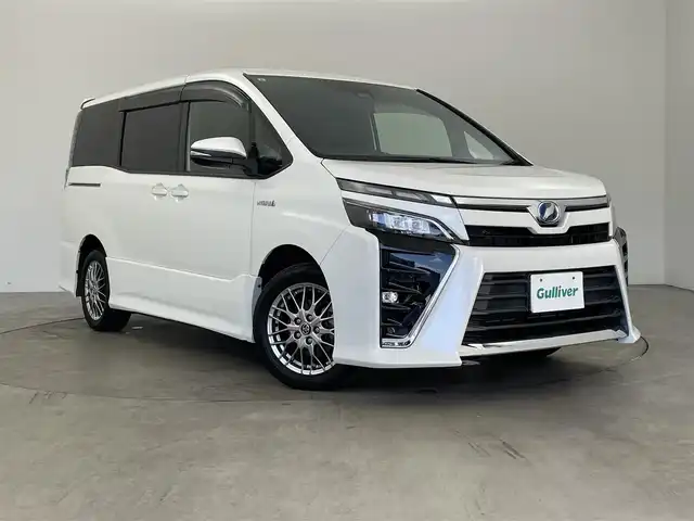 トヨタ ヴォクシー ハイブリッド ZS 兵庫県 2017(平29)年 5万km ホワイトパールクリスタルシャイン ・純正ナビ/Bluetooth/CD/DVD/フルセグテレビ/・バックカメラ/・トヨタセーフティセンス/・プリクラッシュセーフティ/・レーンディバーチャーアラート/・クルーズコントロール/・オートマチックハイビーム/・先行車発進告知機能/・横滑り防止装置/・左側スライドドア/・左側イージークローザー/・前席シートヒーター/・LEDヘッドライト/・フォグランプ/・純正アルミホイールタイヤ/・スマートキー/・プッシュスタートボタン/・ビルトインETC2.0/・Wエアバッグ