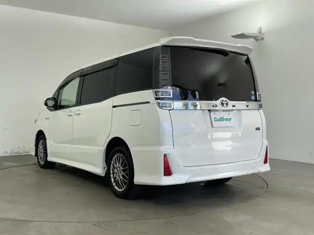 トヨタ ヴォクシー ハイブリッド ZS 兵庫県 2017(平29)年 5万km ホワイトパールクリスタルシャイン ・純正ナビ/Bluetooth/CD/DVD/フルセグテレビ/・バックカメラ/・トヨタセーフティセンス/・プリクラッシュセーフティ/・レーンディバーチャーアラート/・クルーズコントロール/・オートマチックハイビーム/・先行車発進告知機能/・横滑り防止装置/・左側スライドドア/・左側イージークローザー/・前席シートヒーター/・LEDヘッドライト/・フォグランプ/・純正アルミホイールタイヤ/・スマートキー/・プッシュスタートボタン/・ビルトインETC2.0/・Wエアバッグ