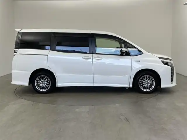 トヨタ ヴォクシー ハイブリッド ZS 兵庫県 2017(平29)年 5万km ホワイトパールクリスタルシャイン ・純正ナビ/Bluetooth/CD/DVD/フルセグテレビ/・バックカメラ/・トヨタセーフティセンス/・プリクラッシュセーフティ/・レーンディバーチャーアラート/・クルーズコントロール/・オートマチックハイビーム/・先行車発進告知機能/・横滑り防止装置/・左側スライドドア/・左側イージークローザー/・前席シートヒーター/・LEDヘッドライト/・フォグランプ/・純正アルミホイールタイヤ/・スマートキー/・プッシュスタートボタン/・ビルトインETC2.0/・Wエアバッグ