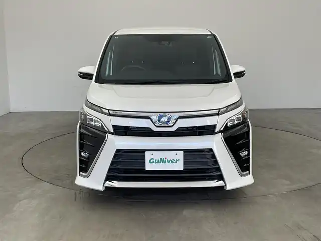 トヨタ ヴォクシー ハイブリッド ZS 兵庫県 2017(平29)年 5万km ホワイトパールクリスタルシャイン ・純正ナビ/Bluetooth/CD/DVD/フルセグテレビ/・バックカメラ/・トヨタセーフティセンス/・プリクラッシュセーフティ/・レーンディバーチャーアラート/・クルーズコントロール/・オートマチックハイビーム/・先行車発進告知機能/・横滑り防止装置/・左側スライドドア/・左側イージークローザー/・前席シートヒーター/・LEDヘッドライト/・フォグランプ/・純正アルミホイールタイヤ/・スマートキー/・プッシュスタートボタン/・ビルトインETC2.0/・Wエアバッグ