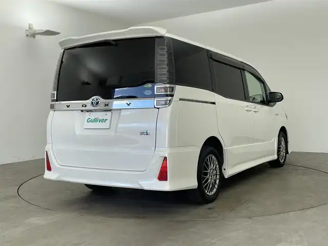 トヨタ ヴォクシー ハイブリッド ZS 兵庫県 2017(平29)年 5万km ホワイトパールクリスタルシャイン ・純正ナビ/Bluetooth/CD/DVD/フルセグテレビ/・バックカメラ/・トヨタセーフティセンス/・プリクラッシュセーフティ/・レーンディバーチャーアラート/・クルーズコントロール/・オートマチックハイビーム/・先行車発進告知機能/・横滑り防止装置/・左側スライドドア/・左側イージークローザー/・前席シートヒーター/・LEDヘッドライト/・フォグランプ/・純正アルミホイールタイヤ/・スマートキー/・プッシュスタートボタン/・ビルトインETC2.0/・Wエアバッグ